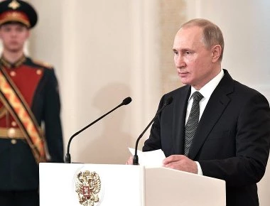 Ο Β.Πούτιν επέδωσε το μετάλλια ανδρείας στους γονείς και τη σύζυγο του πιλότου του Su-25